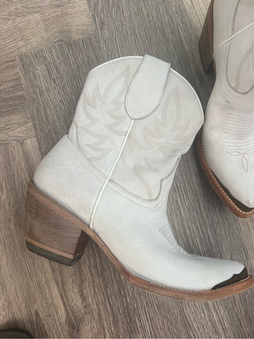 Perfect winter White Western Ankle Boots - Classic Cowgirl US10